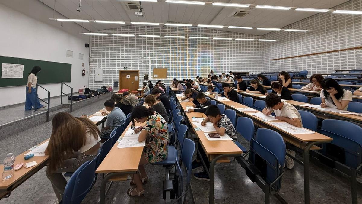 Un moment de les recents proves oficials de xinés a l'Institut Confuci de la Universitat de València.