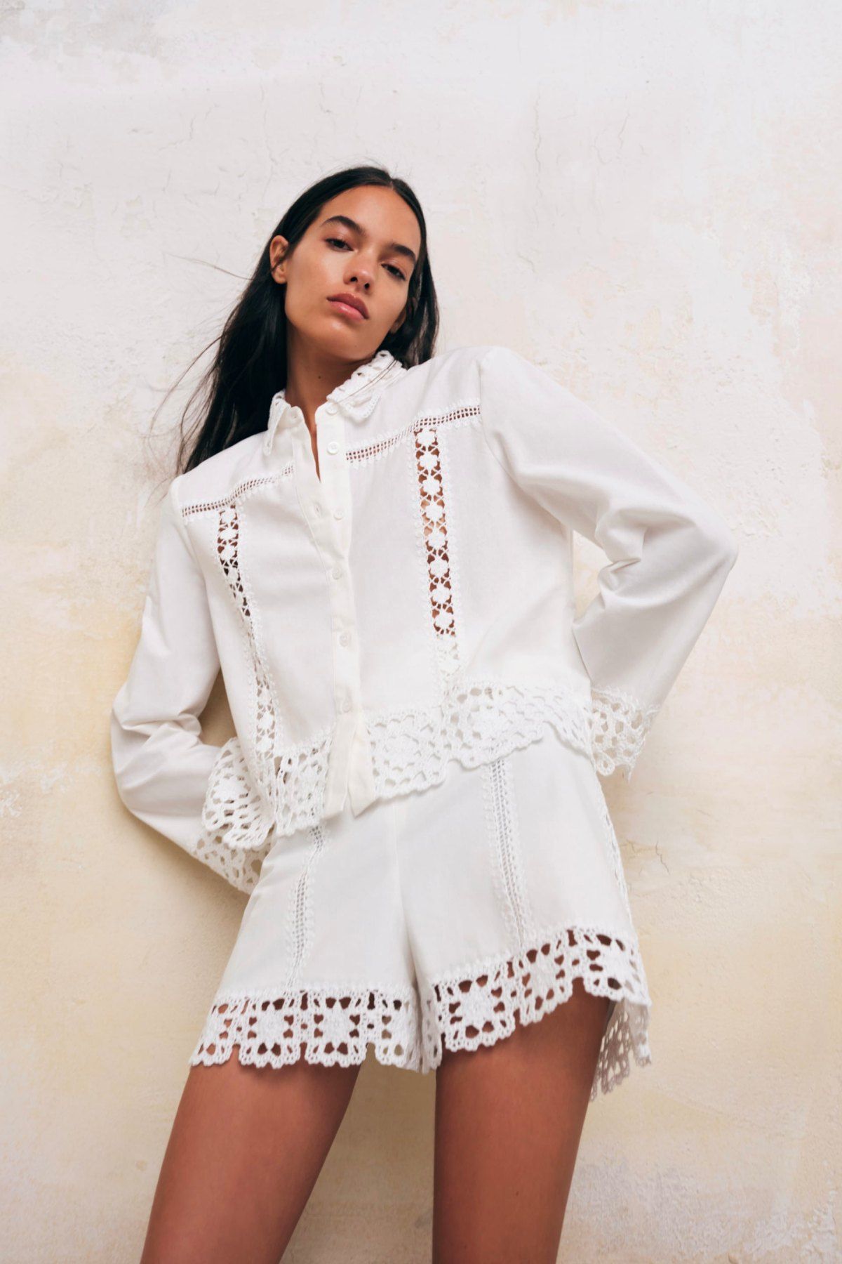 Camisa blanca con detalles perforados de Zara