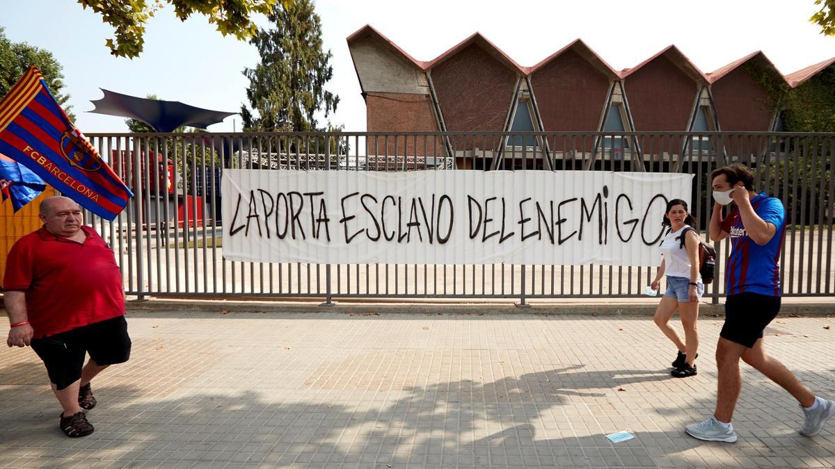 Pancarta contra Laporta en las inmediaciones del Camp Nou.