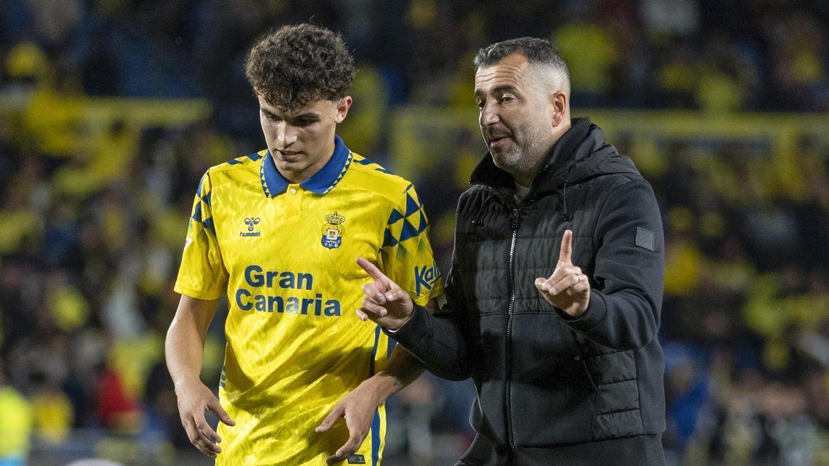 Stefan Bajcetic, con Diego Martínez, durante su etapa como jugador de la UD Las Palmas.