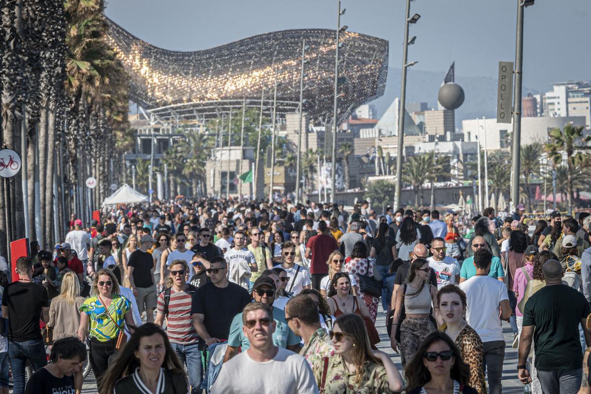 Barcelona 01-05-2022 Barcelona. Gentada x zona Barceloneta, passeig Maritim, per tema incidencia del Covid en aument, etc. Ambiente en la Barceloneta y el paseo marítimo de la Barceloneta. AUTOR: MANU MITRU