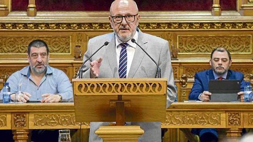 Miquel Ensenyat en la tribuna de oradores durante su discurso de ayer en el Consell.