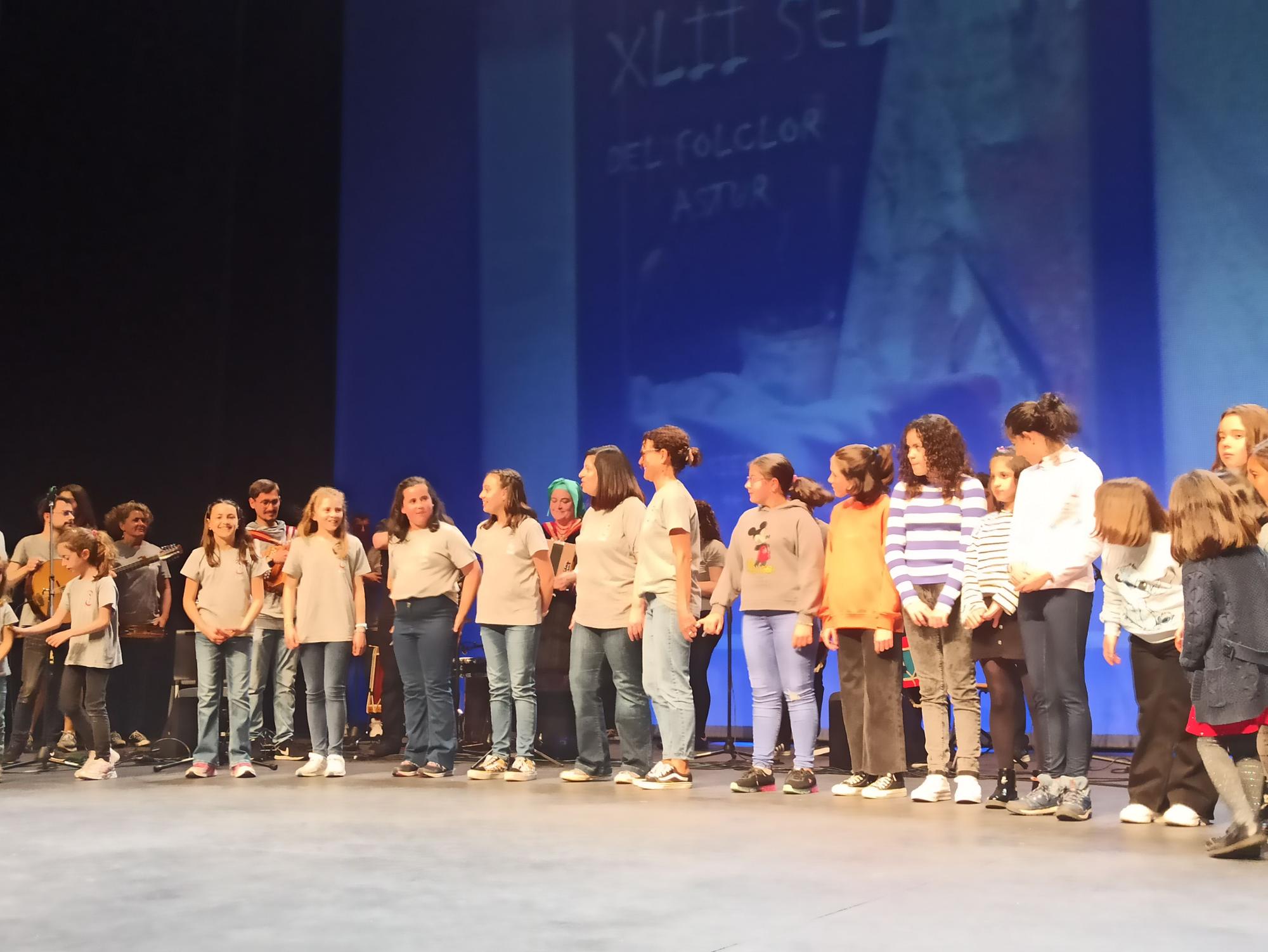 El Ventolín cierra la Selmana del Folclor Astur por todo lo alto: lleno en el auditorio de la Pola para disfrutar de la música y el baile tradicional