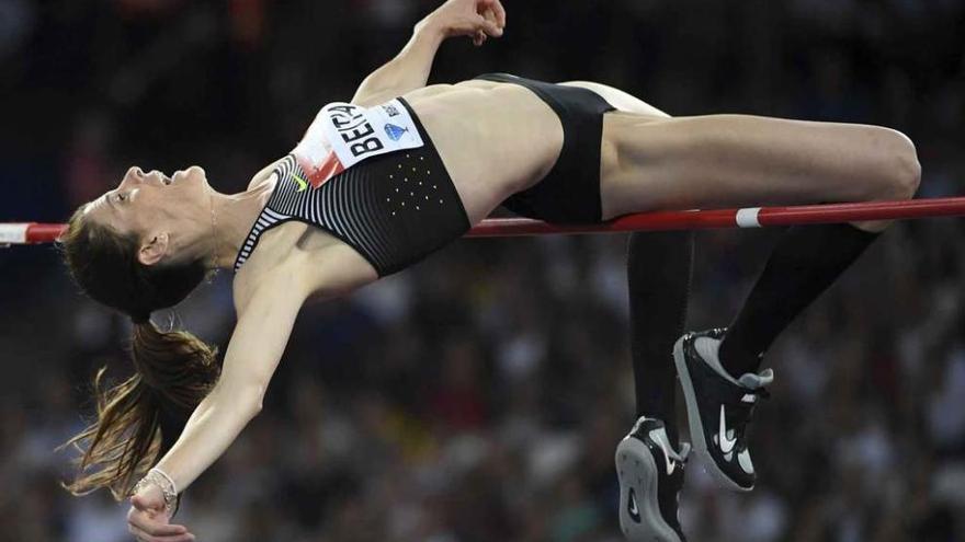 Ruth Beitia durante el salto que le dio la victoria.