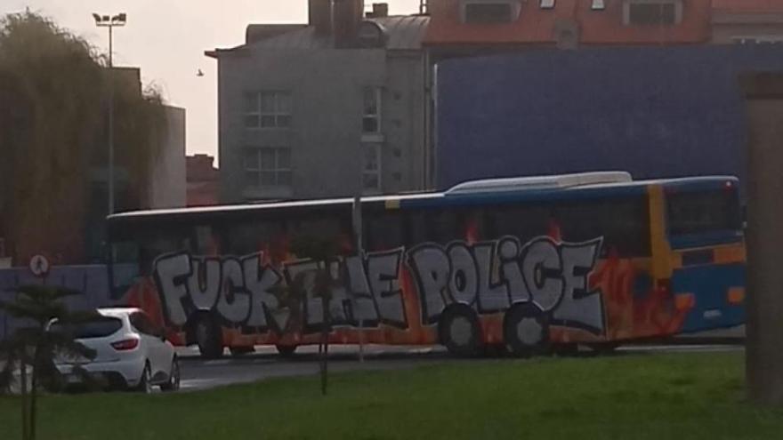 Pintadas vandálicas contra la policía en un autobús en Luanco