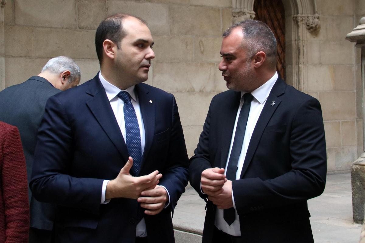 El conseller de Presidència, Albert Dalmau, y el alcalde de Terrassa, Jordi Ballart, antes de la reunión en el Palau de la Generalitat