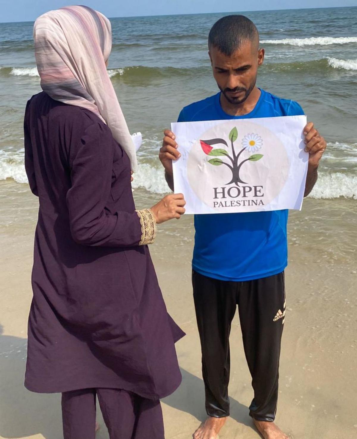 Varias familias apadrinadas por la organización «Hope Palestina», agradecen el apoyo recibido desde España. Junto a estas líneas, la avilesina Amaya Ferrer. | HOPE PALESTINA