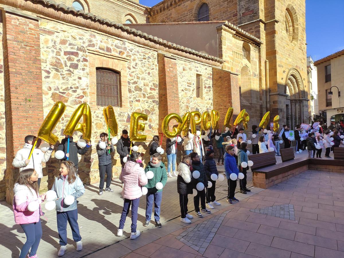 GALERÍA | El colegio Virgen de la Vega de Benavente realiza una gran cadena humana por la paz