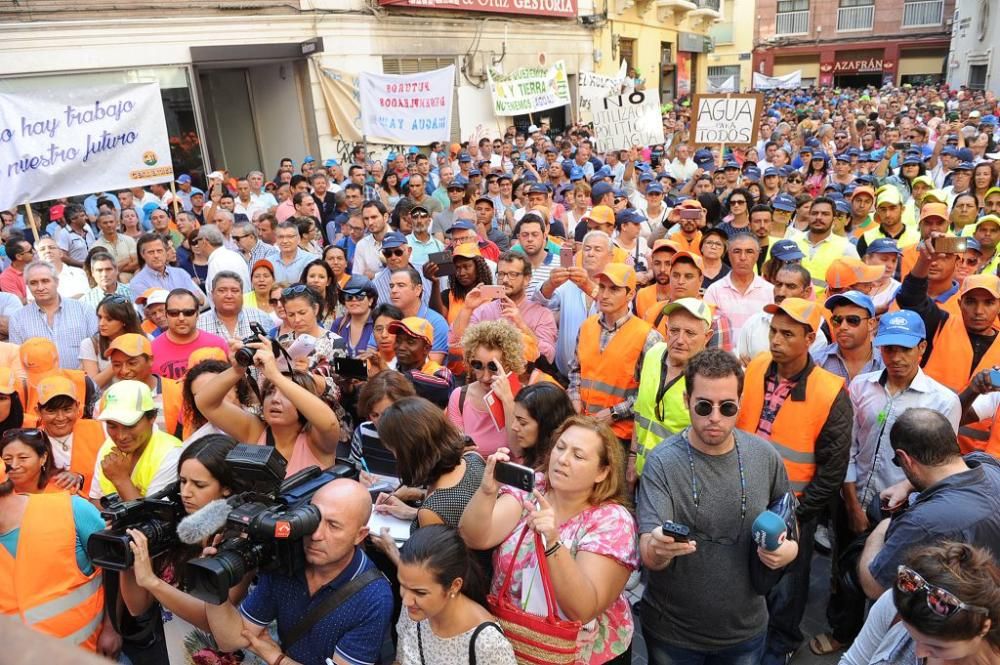 Gran protesta de los agricultores frente a la CHS