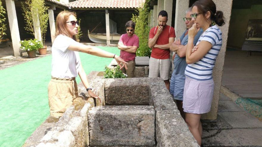 Uno de los grupos de visitantes, ayer con la guía. | // S. ÁLVAREZ