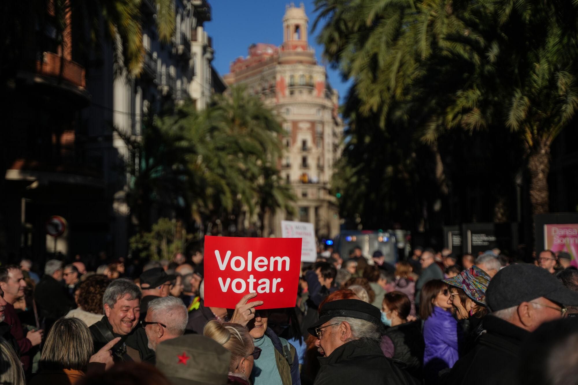 Decenas de personas durante la sexta manifestación ciudadana con el lema 'Mazón dimissió', en la Plaza del Ayuntamiento de València, a 29 de marzo de 2025, en València, Comunidad Valenciana (España). La ciudadanía valenciana se ha vuelto a movilizar, por sexta vez, contra la gestión de la DANA por parte del presidente de la Generalitat valenciana. La manifestación ha reunido a más de 200 entidades cívicas, sociales y sindicales junto a asociaciones de víctimas, comités de reconstrucción y personal de servicios de emergencia. 29 MARZO 2025;VALENCIA;DANA;MAZÓN;DIMISIÓN;PRESIDENT;COMUNITAT Jorge Gil / Europa Press 29/03/2025. Jorge Gil;