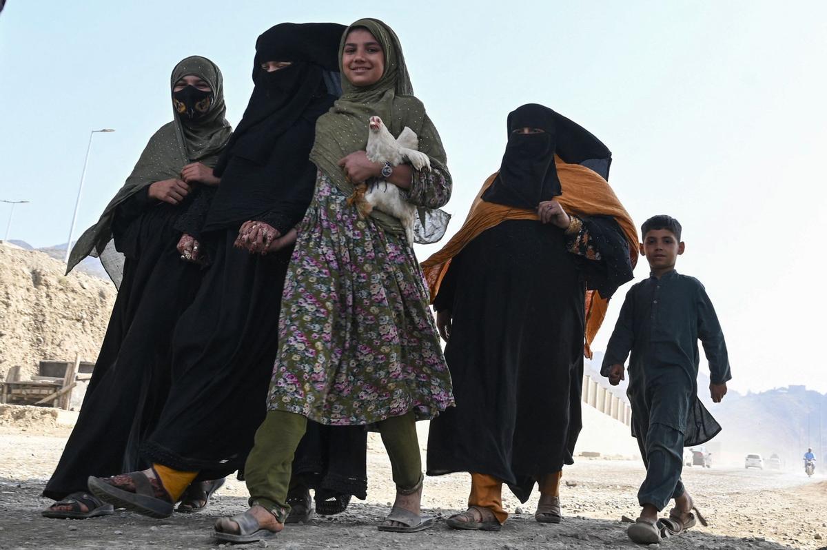 Colapso en la frontera de Pakistán al cumplirse el plazo para la expulsión de refugiados afganos indocumentados