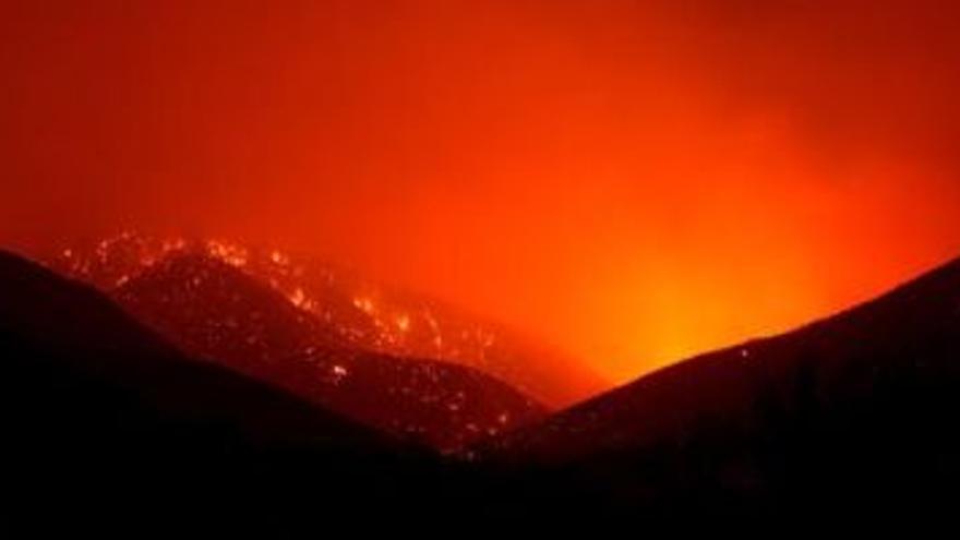 El incendio descontrolado de California se cobra la vida de dos bomberos