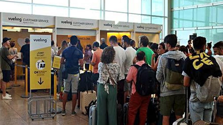 Passatgers fent reclamacions al taulell de Vueling.