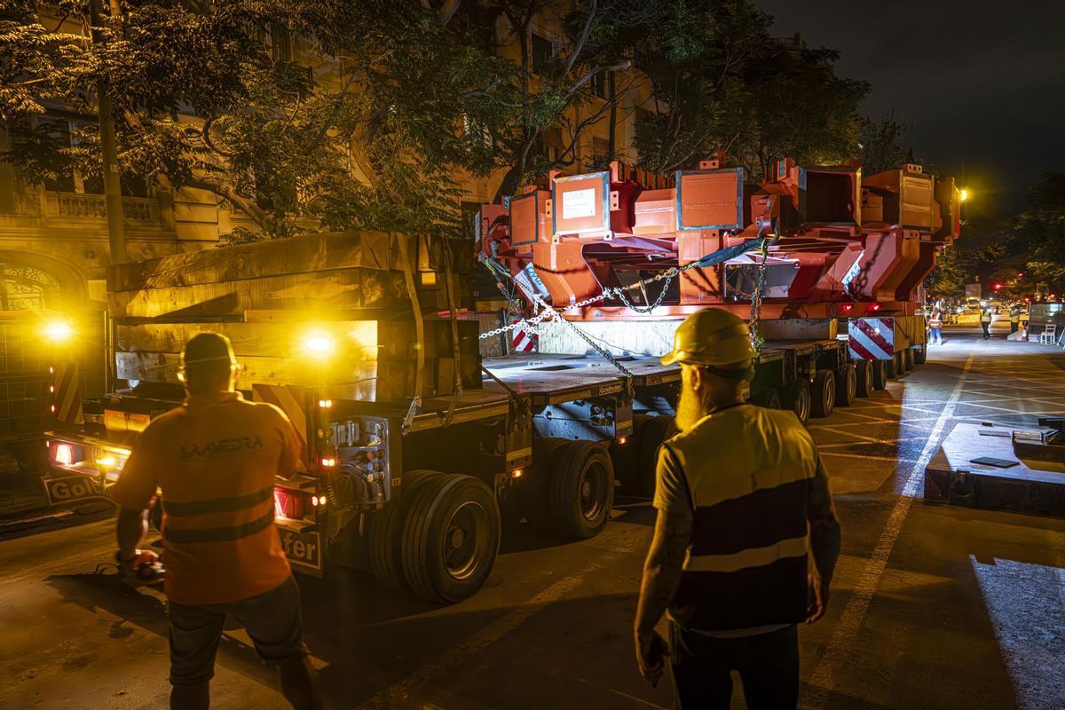 Barcelona 09/07/2025 Barcelona. Llega de noche a Barcelona la esperada rueda gigante de la tuneladora que excava la L9 del metro. Transportada en un gran tráiler desde Drassanes, ha pasado esta noche por las calles del centro de la ciudad para llegar hasta Mandri, donde este jueves se bajará al pozo. La tuneladora de la L9 del metro detenida en Mandri volverá a taladrar después de verano. AUTOR: MANU MITRU