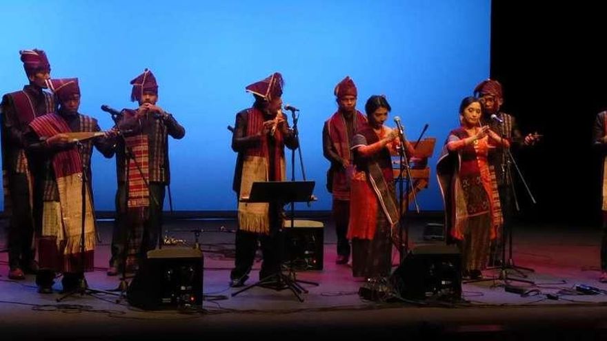 El grupo musical &quot;Mataniari&quot;, durante su actuación en el auditorio de la Pola.