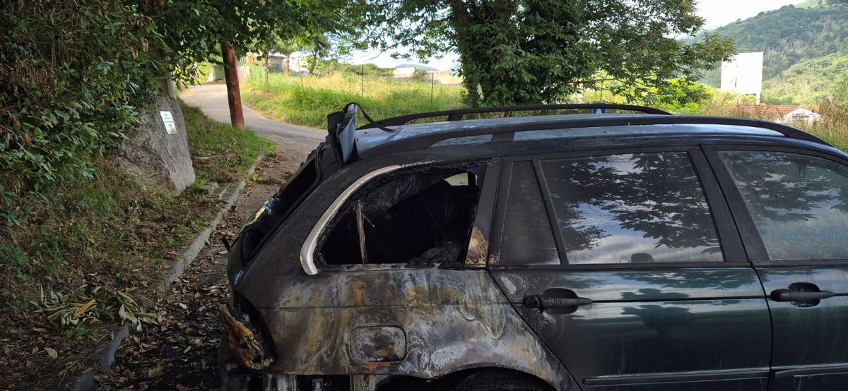 Un vehículo quemado por uno de los pirómanos detenidos, en el entorno de La Felguera.
