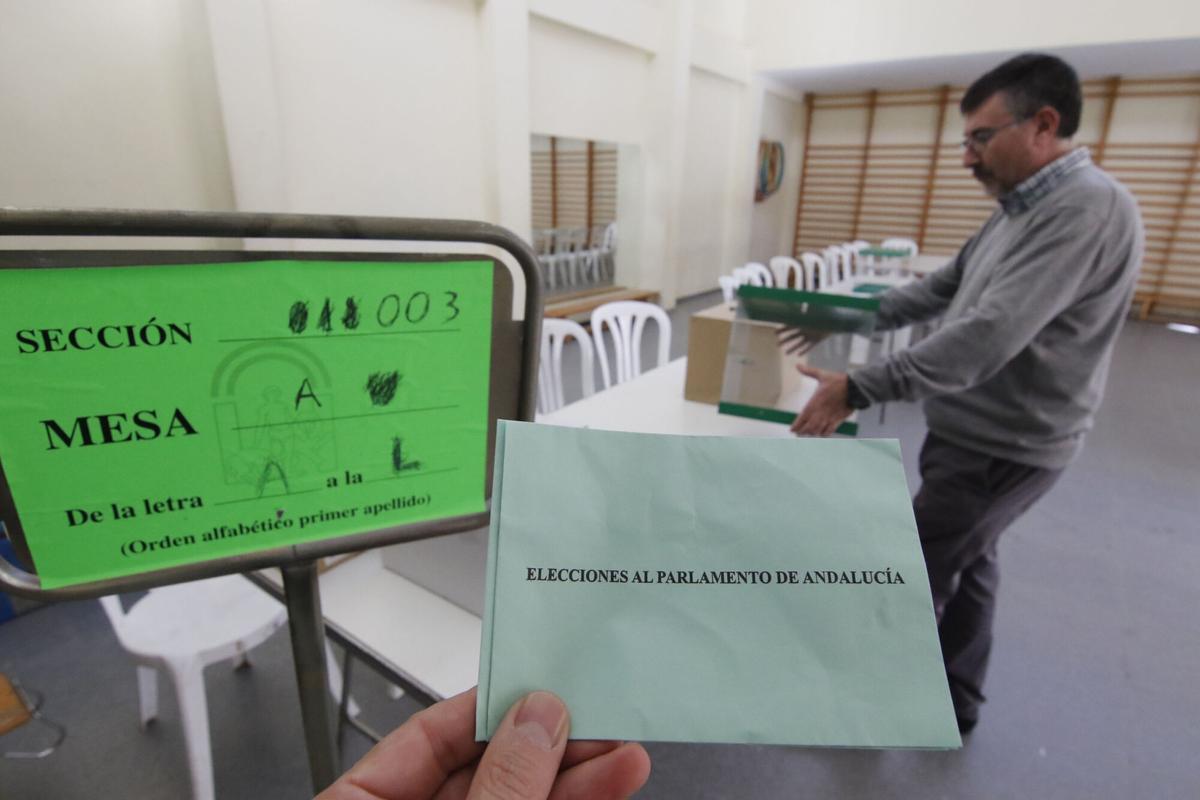 colocación mesas electorales papeletas urnas en colegio europa para la elecciones andaluzas 2D