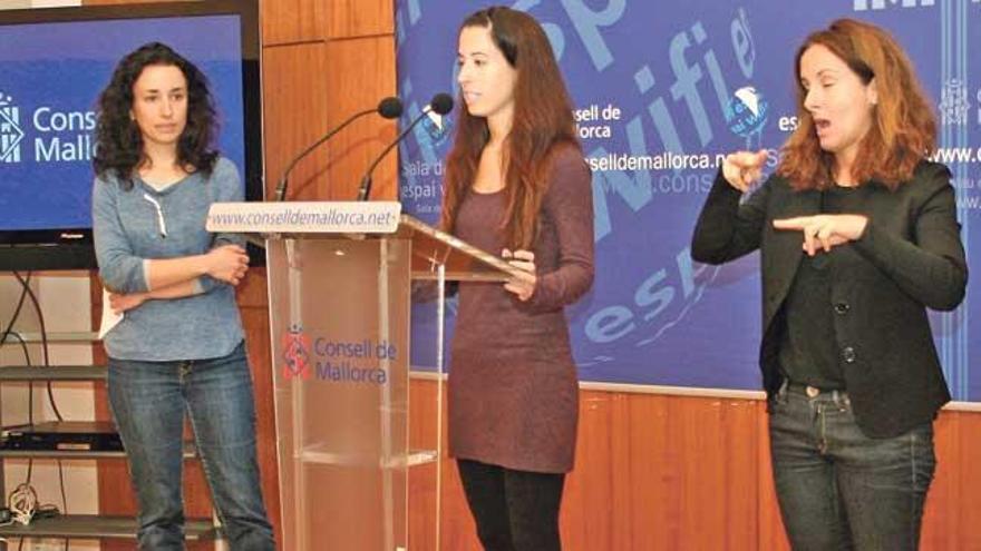 Catalina Maria Canals, directora insular de Residuos, y Sandra Espeja, consellera de Medio Ambiente, ayer en el Consell.