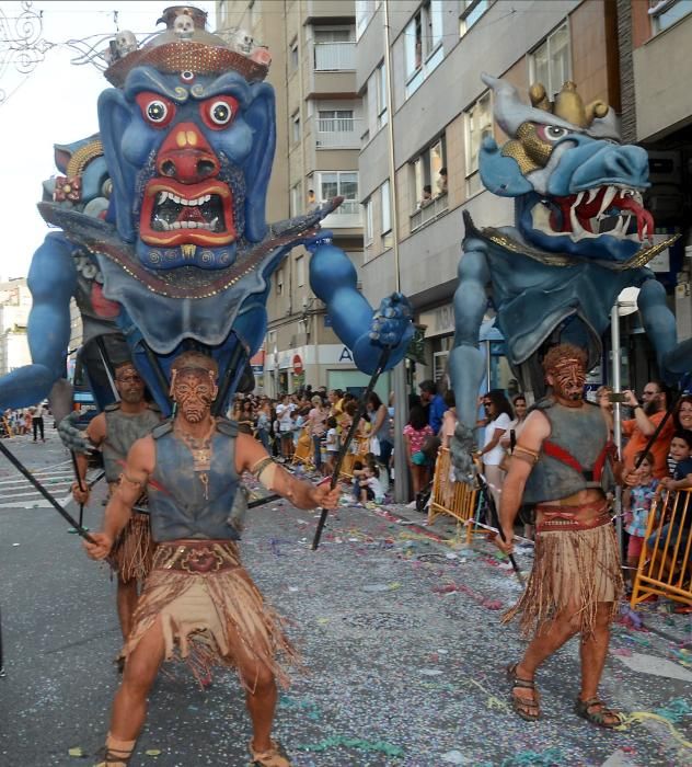 Carrozas y serpentinas llenan de color las calles de Pontevedra - La Bella y la Bestia y los Minnions, protagonistas de una Batalla de Flores que contó con la presencia de numeroso público