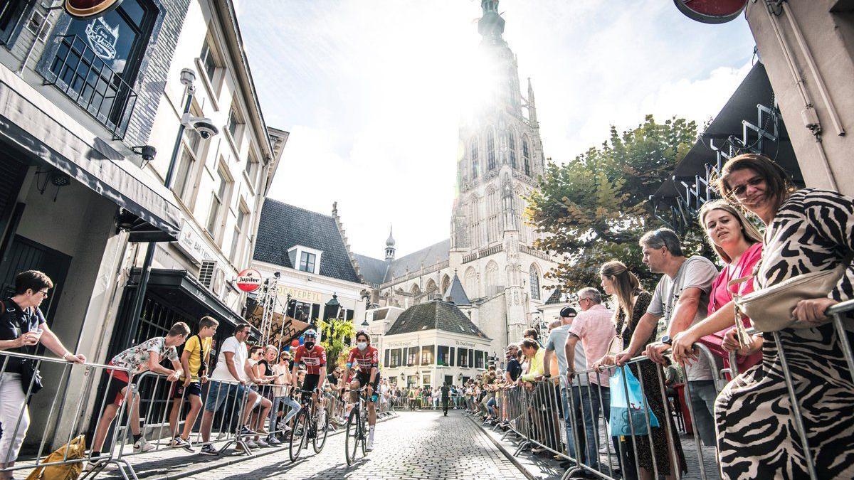 El público neerlandés espera a los corredores en la salida de la Vuelta.
