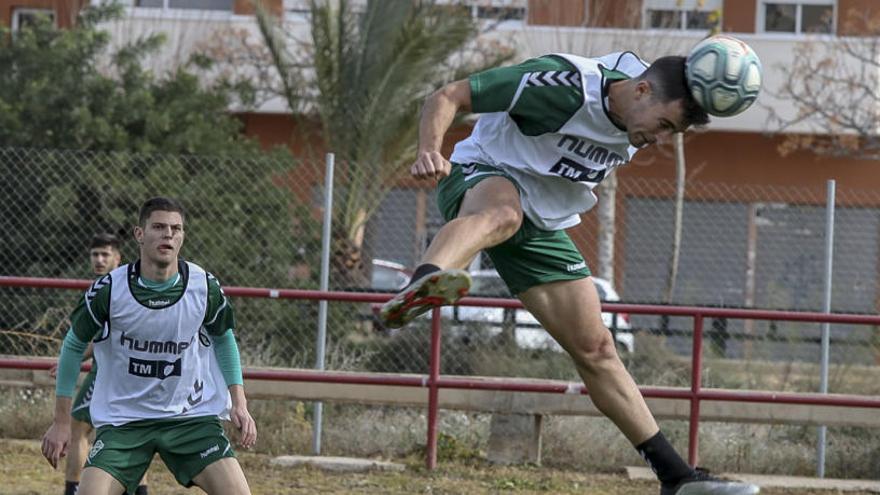 Dani Escriche realiza un acrobático remate en el entrenamiento del pasado miércoles