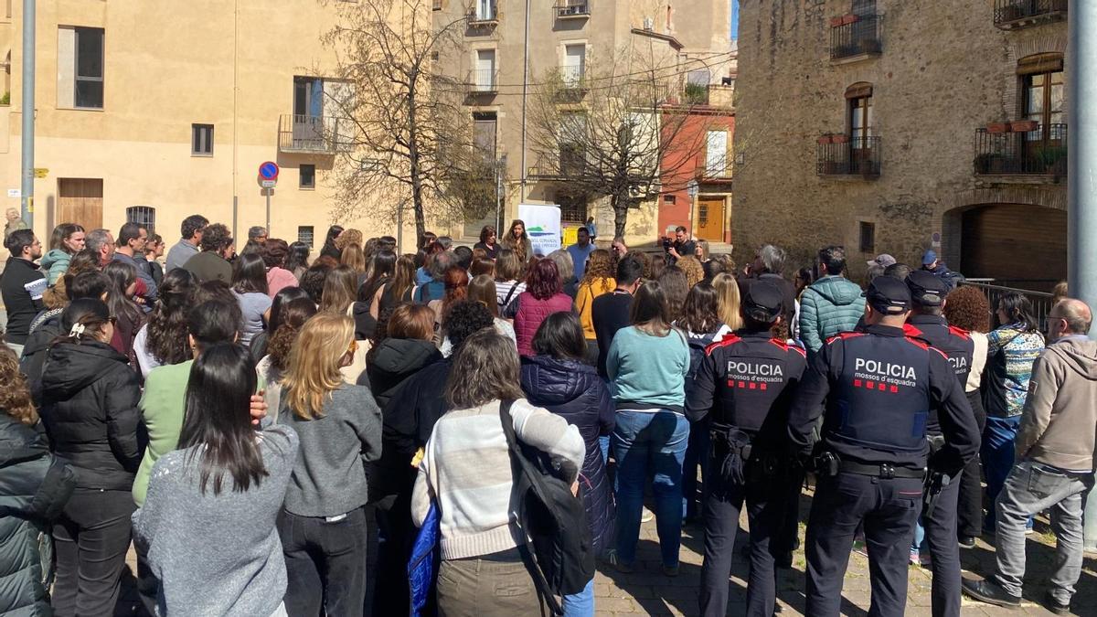 Les imatges de la concentració per denunciar l'agressió física d'un usuari a una professional dels Serveis Socials al Baix Empordà