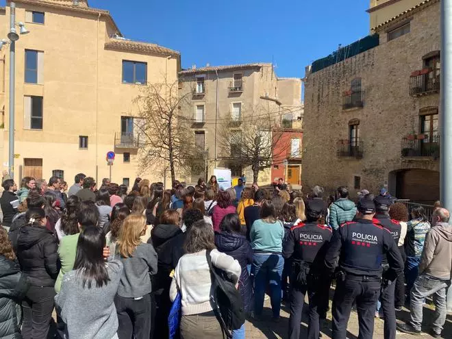 Les imatges de la concentració per denunciar l'agressió física d'un usuari a una professional dels Serveis Socials al Baix Empordà