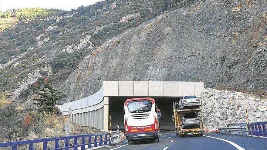 Un camión con mercancías peligrosas se incendia en la A-23 a la altura de Nueno