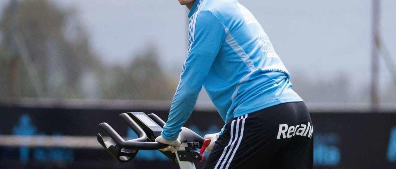 Denis Suárez calienta en la bicicleta antes del entrenamiento de ayer. // FDV