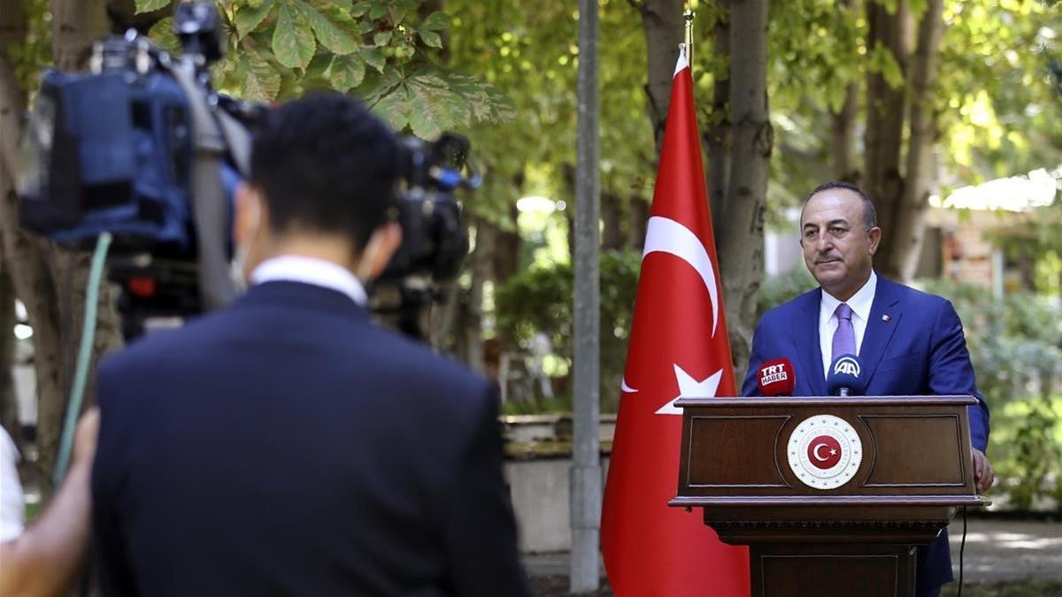 El ministro de Exteriores turco Mevlut Cavusoglu comparece ante la prensa en Ankara.