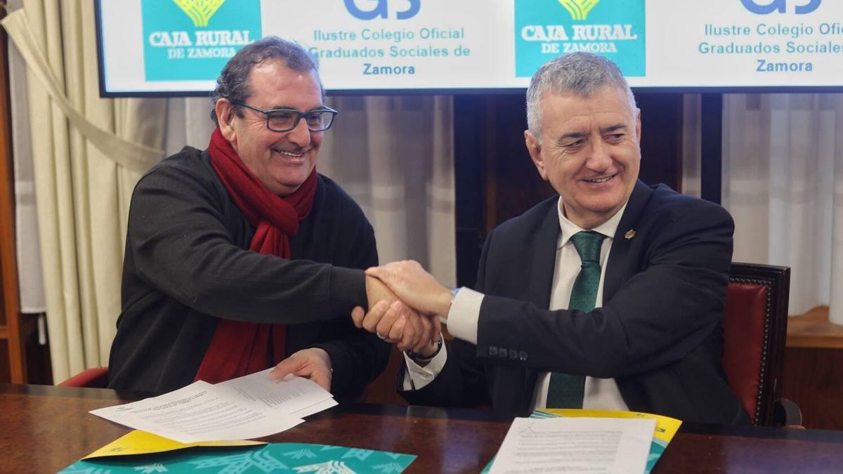 Narciso Prieto e Isaac Macías celebran el convenio entre Fundación Caja Rural y el Colegio de Graduasos Sociales.