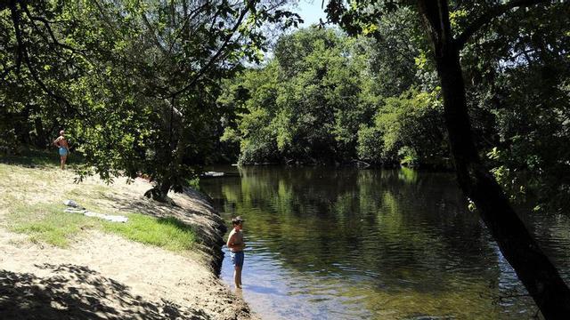 Bañistas en la playa fluvial de Fucarelos, en Cira.