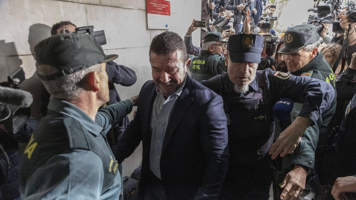 El ex secretario autonómico de Emergencias, Emilio Argüeso, acudiendo a declarar en la Ciudad de la Justicia de Valencia