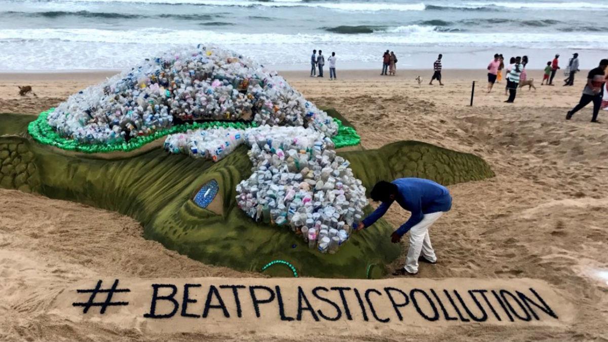 Tortuga hecha con botellas de plástico por el artista Sudarsan Pattnaik para denunciar la contaminación de este tipo de material.