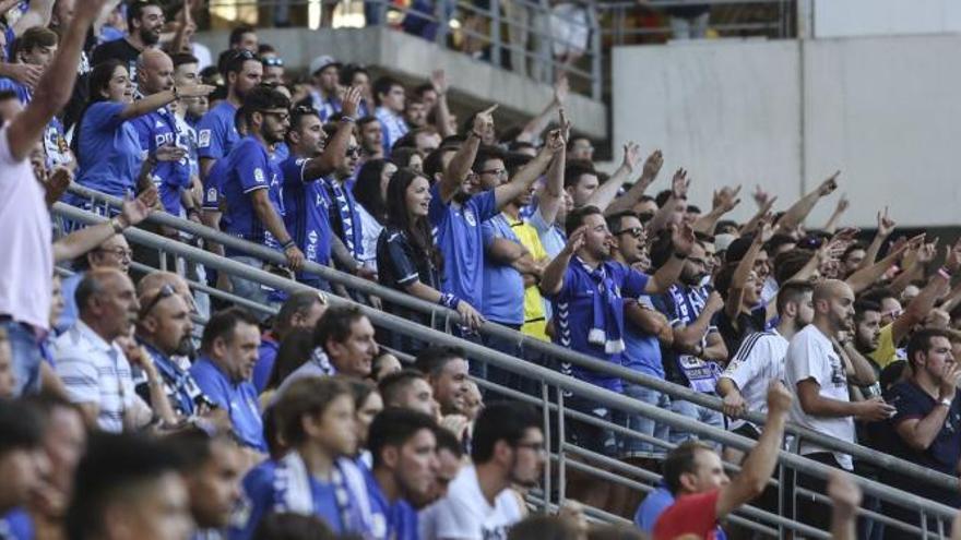 Aficionados del Oviedo, en el partido contra el Rayo Vallecano, único hasta ahora jugado en el Tartiere esta temporada.