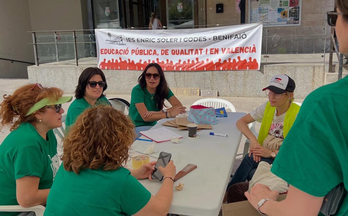 Una de las sesiones de debate en la Plaça Major de Benifaió.