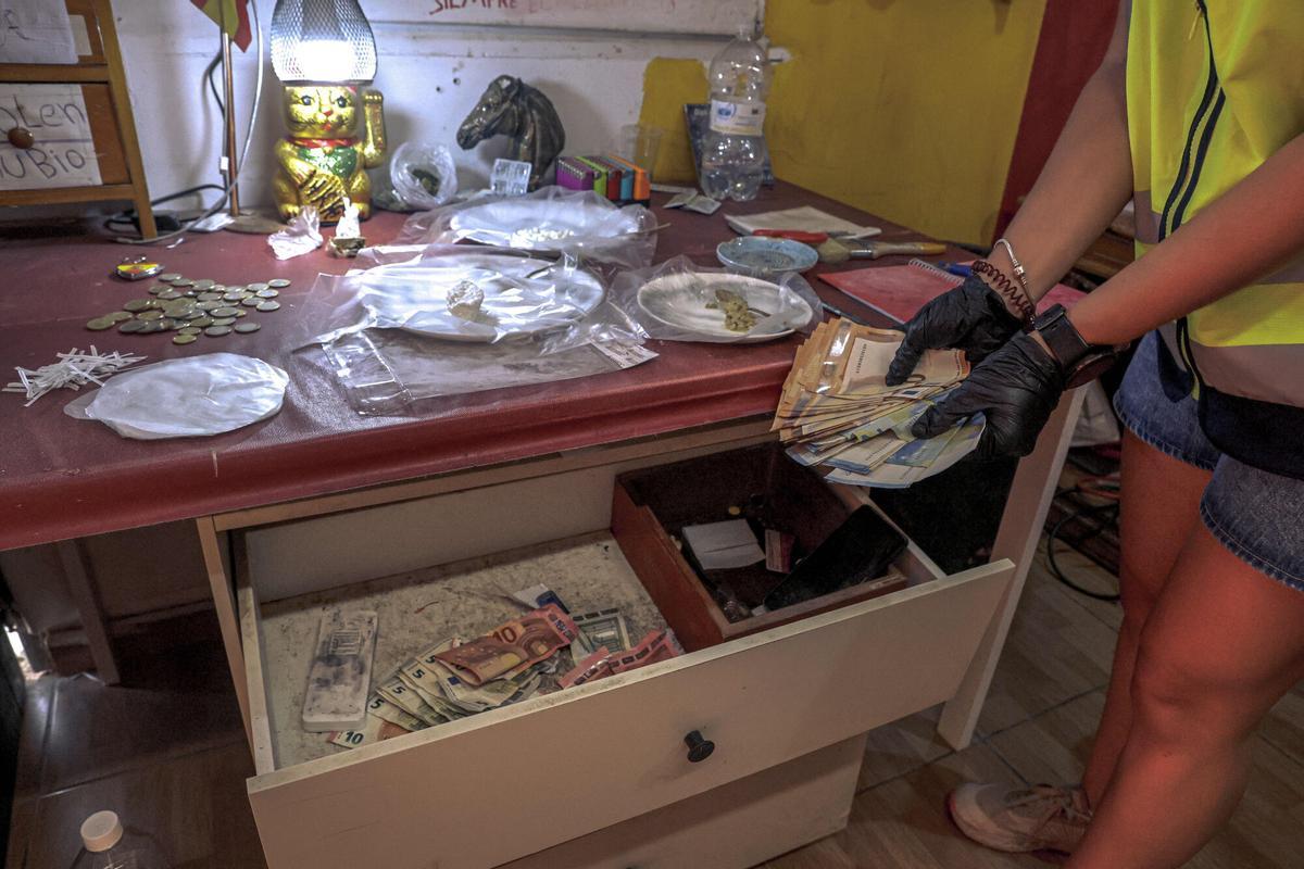 Derriban media docena de casetas ilegales de Son Banya usadas como puntos de venta de droga.