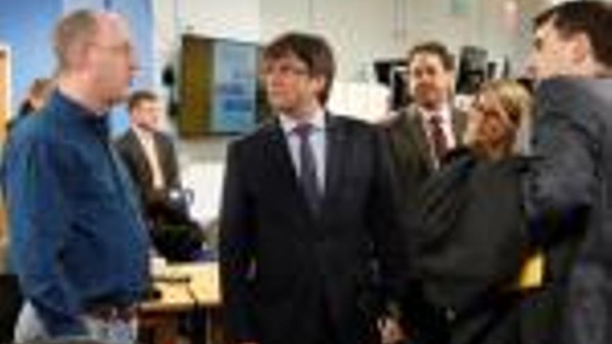 Puigdemont parlant amb responsables del MIT.