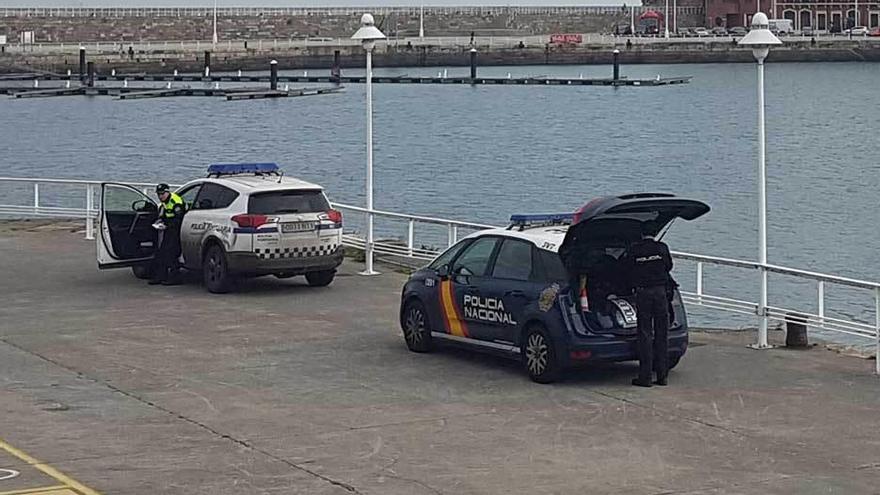 Impiden la pesca a dos jóvenes en el puerto deportivo