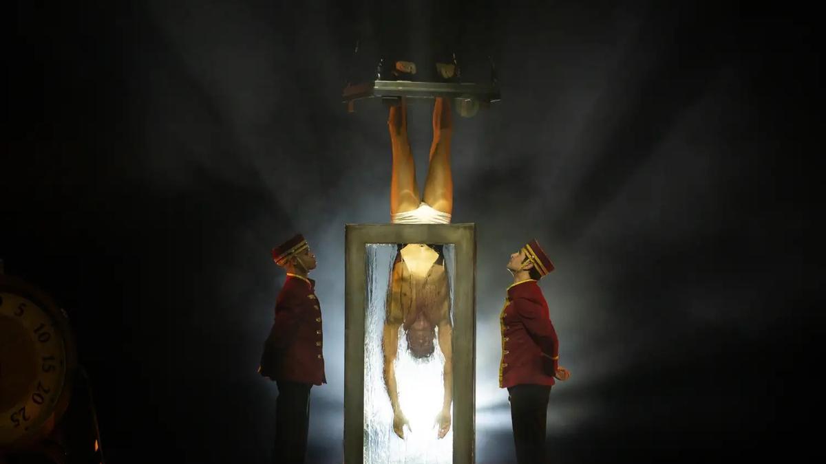 Un número del musical sobre Houdini que se representará en el Gran Teatro de Córdoba.