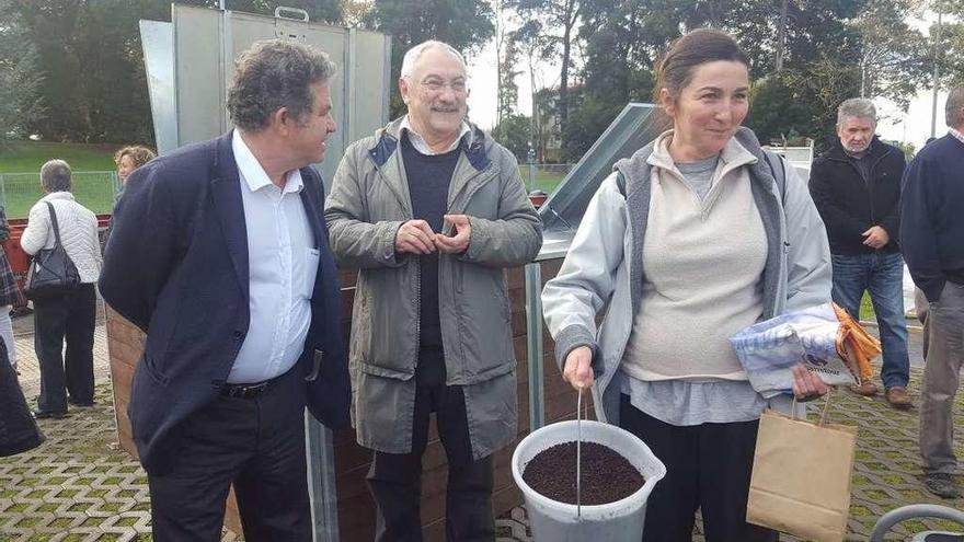 Reparto de compost acadado a través do Plan Revitaliza da Deputación. // FdV