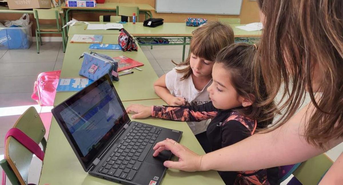 Dos alumnas con uno de los nuevos ordenadores Chromebook.