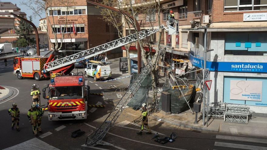 Los bomberos intervienen para retirar los restos del montaje de la fachada del edificio en el que trabajaban los operarios accidentados. | Emilio Fraile