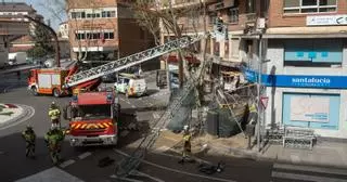 Accidente laboral | Los amarres del andamio salvaron la vida a dos trabajadores en la plaza de Alemania de Zamora