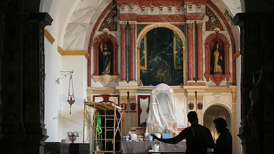 Una vista panorámica del nuevo retablo de la Capilla del Rosario de la Iglesia de Santo Domingo, que luce las nuevas técnicas de la pintura decorativa.