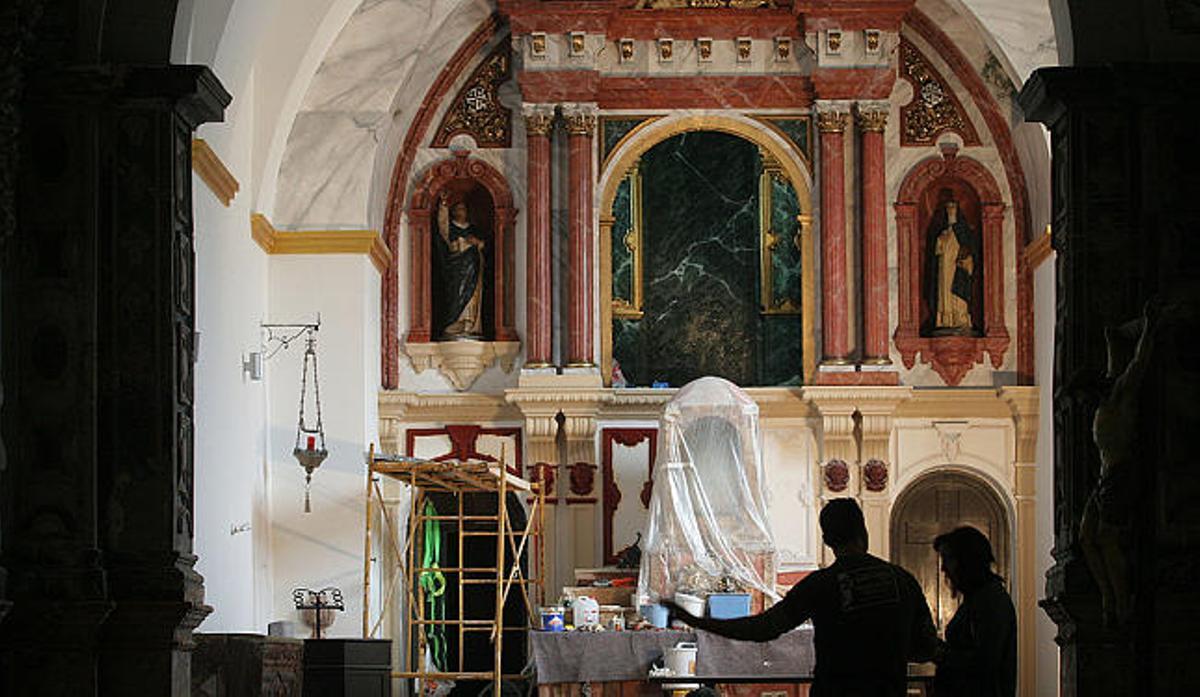 Una vista panorámica del nuevo retablo de la Capilla del Rosario de la Iglesia de Santo Domingo, que luce las nuevas técnicas de la pintura decorativa.