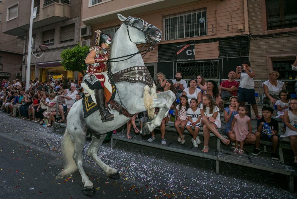 Los Benimerines abren los desfiles con un boato de más de 200 personas marcado por un espectáculo cautivador y las danzas salvajes