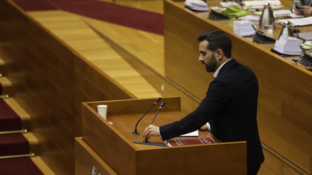 El síndic del PSPV, José Muñoz, interviene en las Corts en un pleno.
