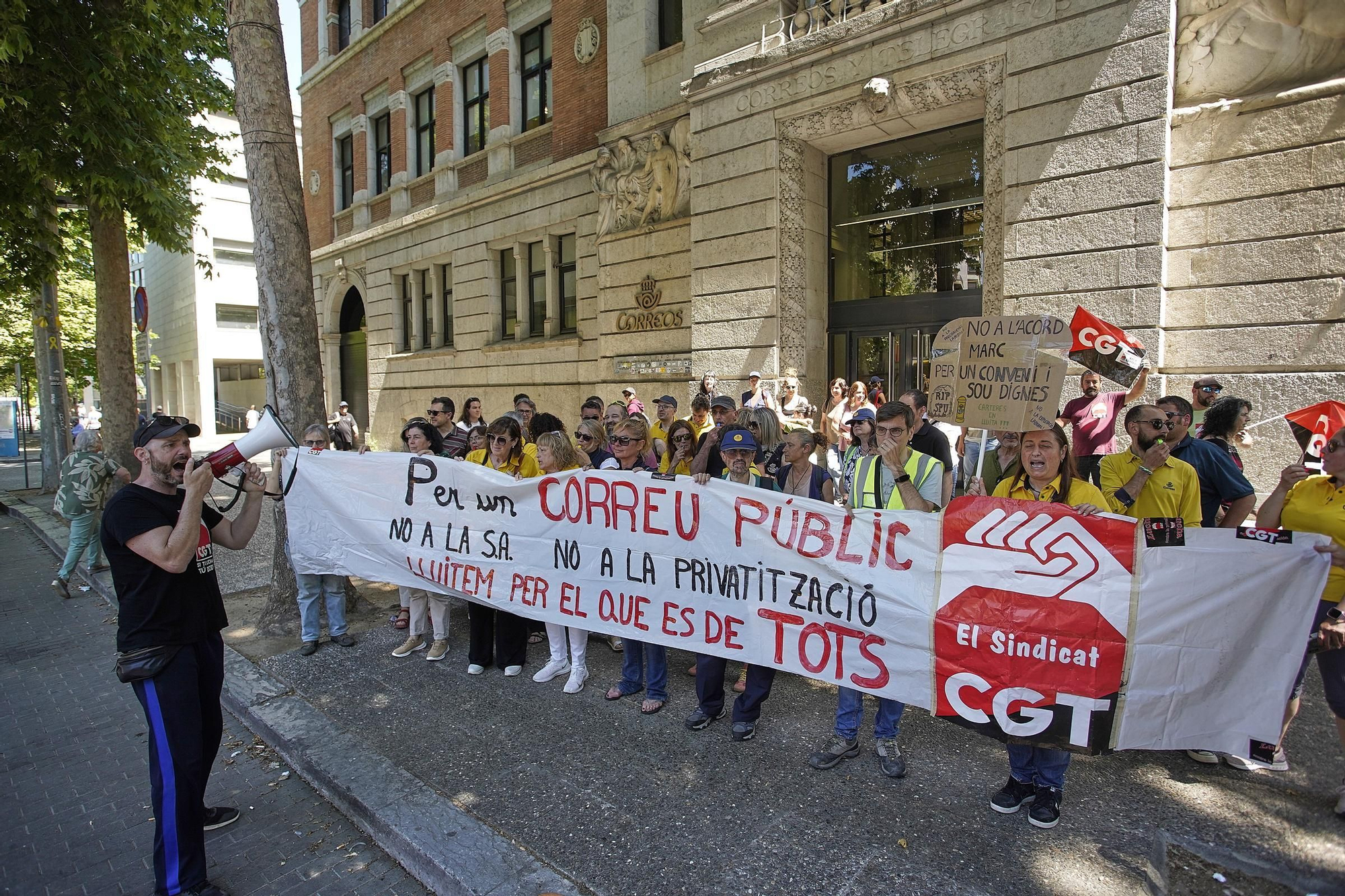 Les fotos de la protesta dels treballadors de Correus a Girona